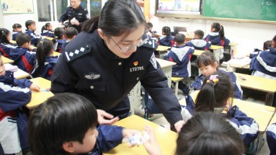 黃巖公安走進(jìn)校園，為孩子們帶來生動形象的安全教育課