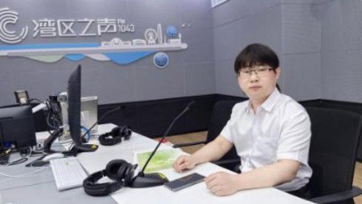 深圳作家李軍君的教育堅守與文學(xué)突圍