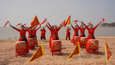 江西博陽李家文工團(tuán)龍岡女子鼓舞隊(duì)亮相西湖李家