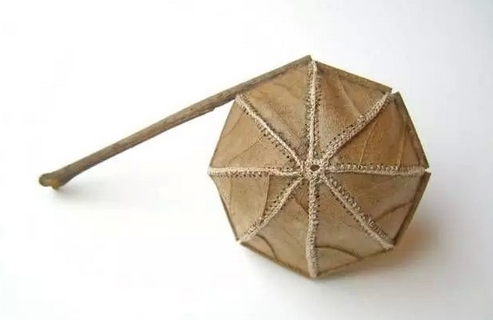 給葉子和石頭縫衣服的藝術(shù)家