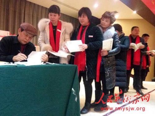 萬(wàn)伯翱簽名贈(zèng)書在河南淮陽(yáng)舉行