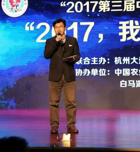 世界詩人大會(huì)副秘書長兼中國辦事處主任北塔先生為詩歌朗誦作點(diǎn)評(píng)