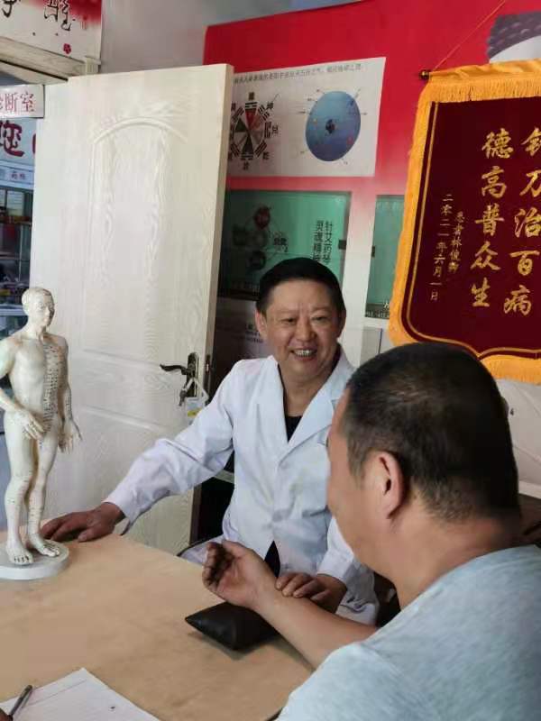 張崇素：醫(yī)文同行 以效為先