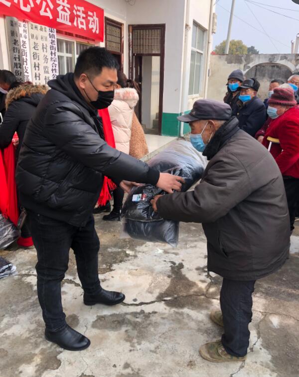 正念正心宗教學(xué)研究院執(zhí)行院長張磊為家鄉(xiāng)孤寡老人捐贈衣物生活物品