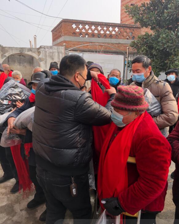 正念正心宗教學(xué)研究院執(zhí)行院長張磊為家鄉(xiāng)孤寡老人捐贈衣物生活物品